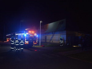 Požár restaurace McDonald's u Prahy způsobil škodu za deset milionů korun