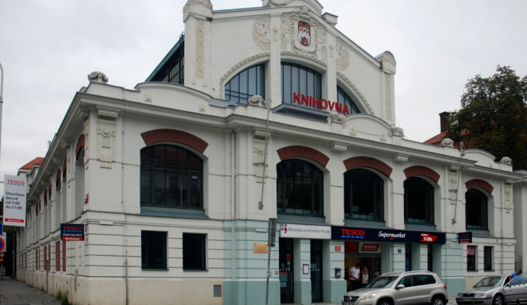 Tesco skončilo, radnice chce v historické Smíchovské tržnici další prodejnu potravin