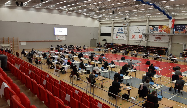 Krajská opozice upozorňuje na střet zájmu pirátské zastupitelky, ta tvrdí, že je vše jinak