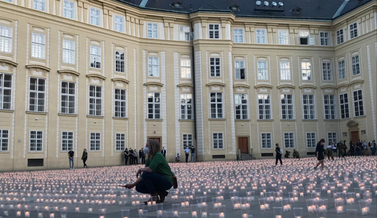 Na Pražském hradě se koná pietní akt za oběti koronaviru. Nádvoří rozzářilo 30 tisíc svíček