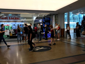 Obchody otevřely. Před některými prodejnami v Praze se tvořily fronty