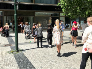 Obchody otevřely. Před některými prodejnami v Praze se tvořily fronty