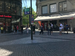 Obchody otevřely. Před některými prodejnami v Praze se tvořily fronty