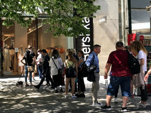 Obchody otevřely. Před některými prodejnami v Praze se tvořily fronty
