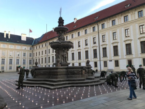 Na Pražském hradě se koná pietní akt za oběti koronaviru. Rozzáří se zde 30 tisíc svíček
