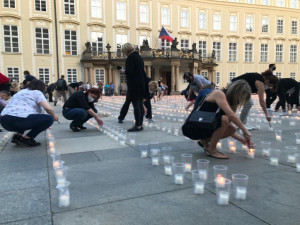 Na Pražském hradě se koná pietní akt za oběti koronaviru. Rozzáří se zde 30 tisíc svíček