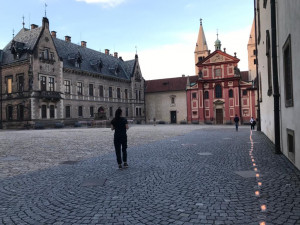 Na Pražském hradě se koná pietní akt za oběti koronaviru. Rozzáří se zde 30 tisíc svíček