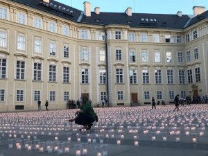 Na Pražském hradě se koná pietní akt za oběti koronaviru. Nádvoří rozzářilo 30 tisíc svíček