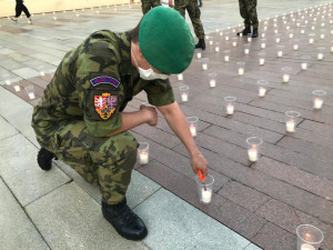 Na Pražském hradě se koná pietní akt za oběti koronaviru. Rozzáří se zde 30 tisíc svíček