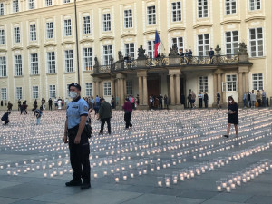 Na Pražském hradě se koná pietní akt za oběti koronaviru. Rozzáří se zde 30 tisíc svíček