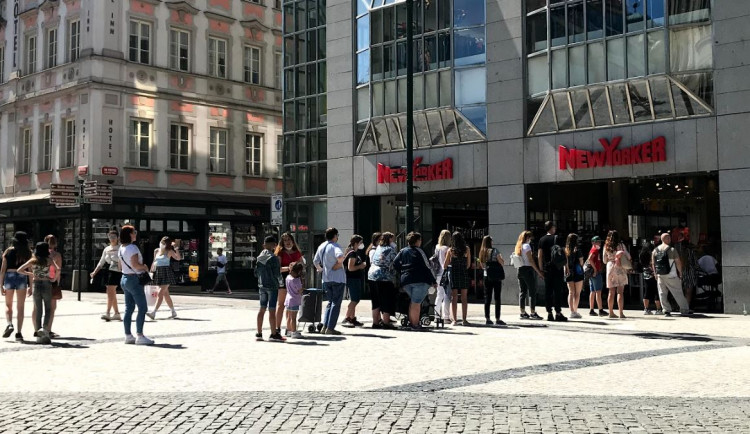 Obchody otevřely. Před některými prodejnami v Praze se tvořily fronty