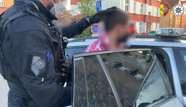 Celkem šest pachatelů zadrželi během jedné své směny pražští policisté