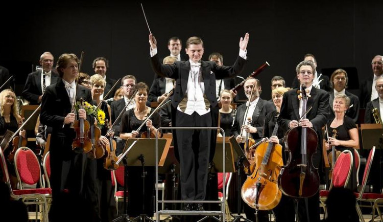 Karlovarský symfonický orchestr se loučí s šéfdirigentem Janem Kučerou