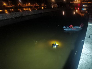 Do Vltavy v noci sjelo auto. Jeden člověk skončil v péči záchranářů