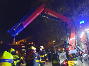 Do Vltavy v noci sjelo auto. Jeden člověk skončil v péči záchranářů