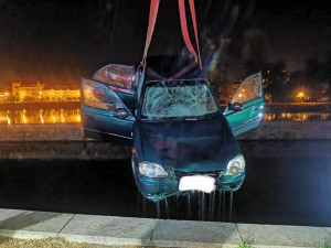 Do Vltavy v noci sjelo auto. Jeden člověk skončil v péči záchranářů