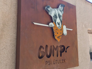 Na stavbu psího útulku ve Velkých Popovicích se přišla podívat Ivana Chýlková, Hana Holišová i David Kraus