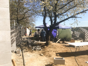 Na stavbu psího útulku ve Velkých Popovicích se přišla podívat Ivana Chýlková, Hana Holišová i David Kraus