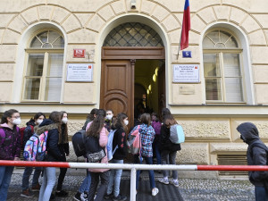 Praha na vlastní náklady nakoupila do škol devět tisíc PCR testů
