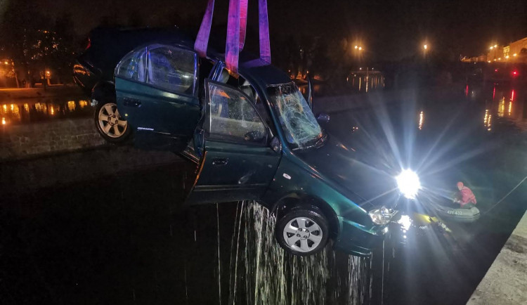 Do Vltavy v noci sjelo auto. Jeden člověk skončil v péči záchranářů