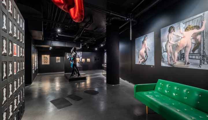 Erotický průmysl v Československu i veřejné domy první republiky. Tančící dům hostí výstavu Praha dekadentní