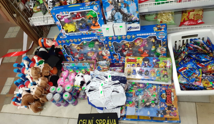 Celníci kontrolovali cigaretové kolky a našli padělky textilu, hraček a drogerie