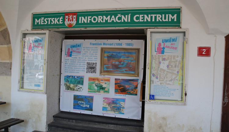 Ve Dvoře Králové mají obrazovou výstavu na veřejných místech – Umění bez galerie