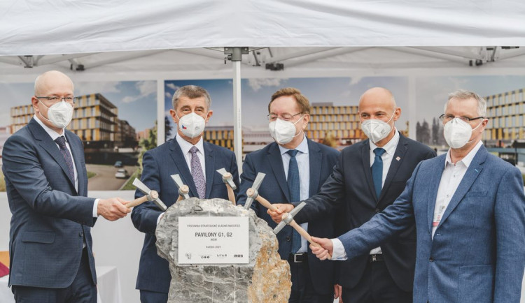 Premiér Babiš a ministr Arenberger poklepali na základní kámen dostavby nových pavilonů v IKEM