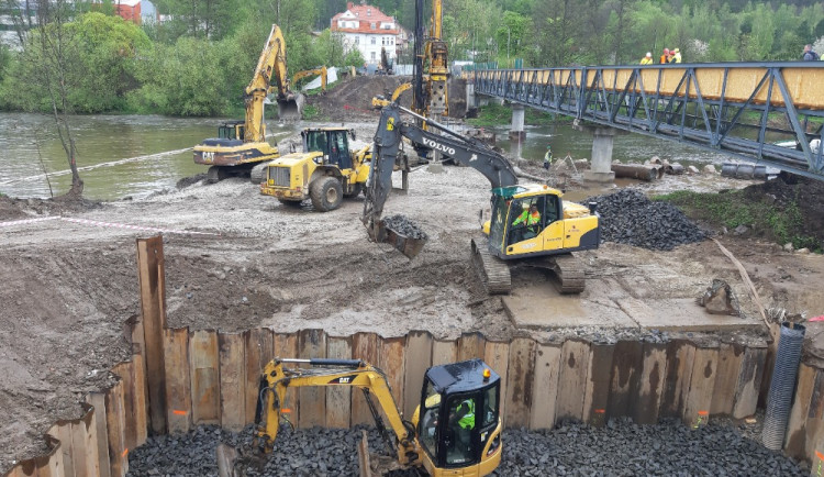 Demolice Dvorského mostu skončila, dodavatelská firma začíná betonovat pilíře mostu nového