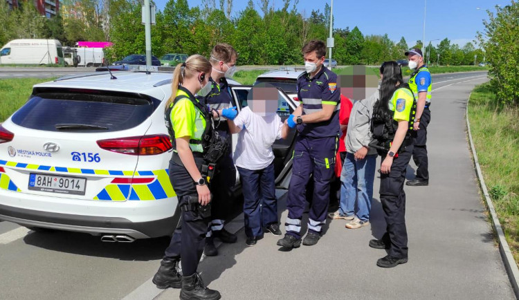 Strážníci pomohli seniorce, které se udělalo na ulici nevolno