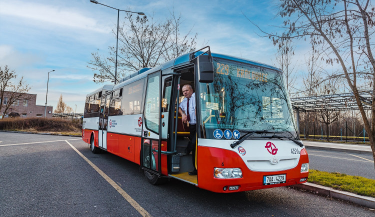 Od pondělí budou moct cestující v MHD opět nastupovat předními dveřmi