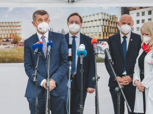 Premiér Babiš a ministr Arenberger poklepali na základní kámen dostavby nových pavilonů v IKEM