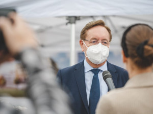 Premiér Babiš a ministr Arenberger poklepali na základní kámen dostavby nových pavilonů v IKEM