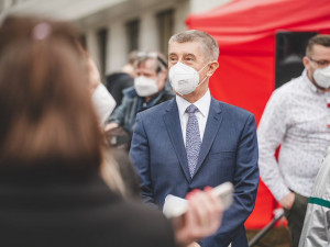 Premiér Babiš a ministr Arenberger poklepali na základní kámen dostavby nových pavilonů v IKEM