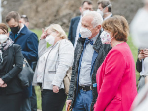 Premiér Babiš a ministr Arenberger poklepali na základní kámen dostavby nových pavilonů v IKEM
