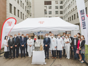 Premiér Babiš a ministr Arenberger poklepali na základní kámen dostavby nových pavilonů v IKEM