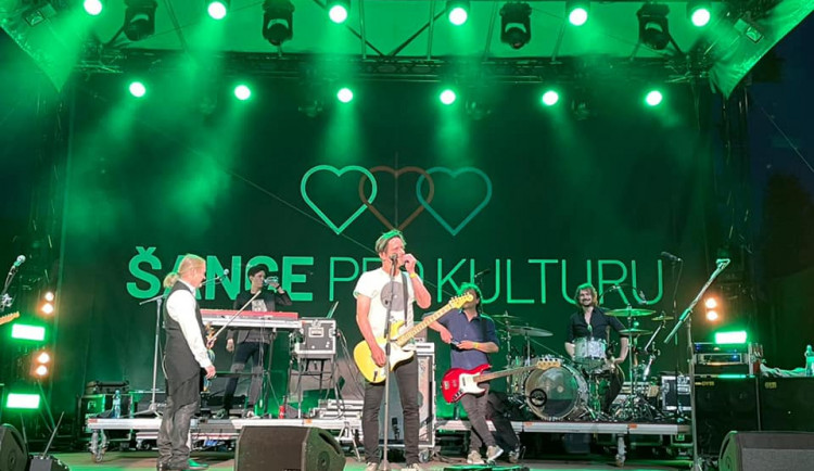 Lidé na na Křižíkově fontáně v Praze si zazpívali s Chinaski i přes roušky