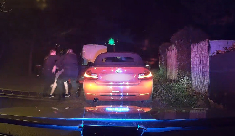 Muž v BMW ujížděl policistům noční Prahou. Poté si přelezl na zadní sedadlo a tvrdil, že neřídil