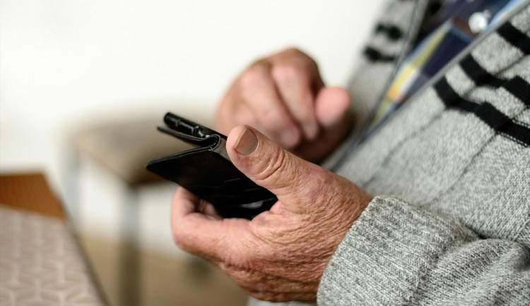 Senior si i přes poruchu telefonu dokázal přivolat pomoc pražských strážníků