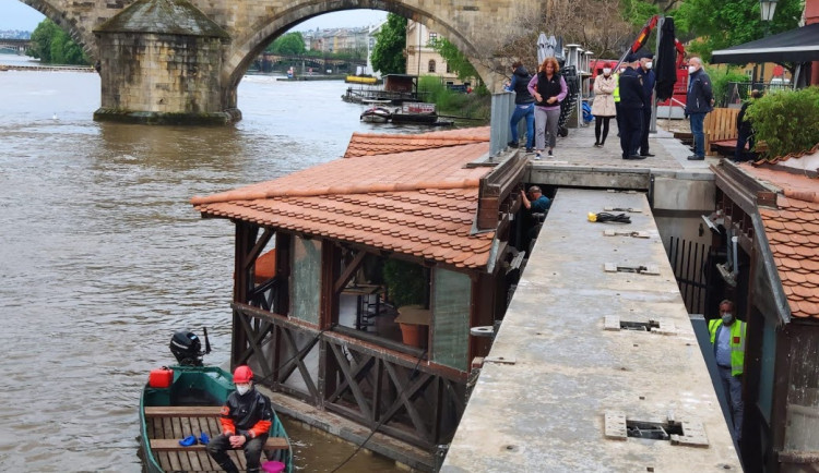 Pražští hasiči asistovali při uzavření protipovodňových vrat Čertovky