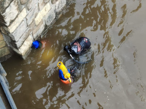 Pražští hasiči asistovali při uzavření protipovodňových vrat Čertovky