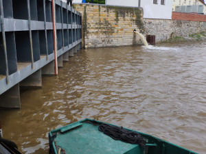 Pražští hasiči asistovali při uzavření protipovodňových vrat Čertovky