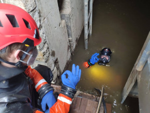 Pražští hasiči asistovali při uzavření protipovodňových vrat Čertovky