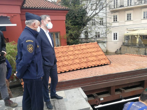 Pražští hasiči asistovali při uzavření protipovodňových vrat Čertovky