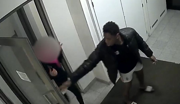 Žena strávila několik hodin v bytě s mužem, který ji měl znásilnit. Pátrá po něm policie