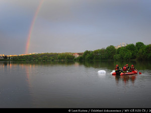 Pražští hasiči vytáhli z vody další auto. V Kyjském rybníku se potopila dodávka