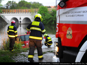 Pražští hasiči vytáhli z vody další auto. V Kyjském rybníku se potopila dodávka