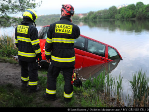 Pražští hasiči vytáhli z vody další auto. V Kyjském rybníku se potopila dodávka