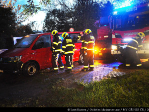 Pražští hasiči vytáhli z vody další auto. V Kyjském rybníku se potopila dodávka