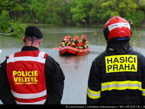Pražští hasiči vytáhli z vody další auto. V Kyjském rybníku se potopila dodávka